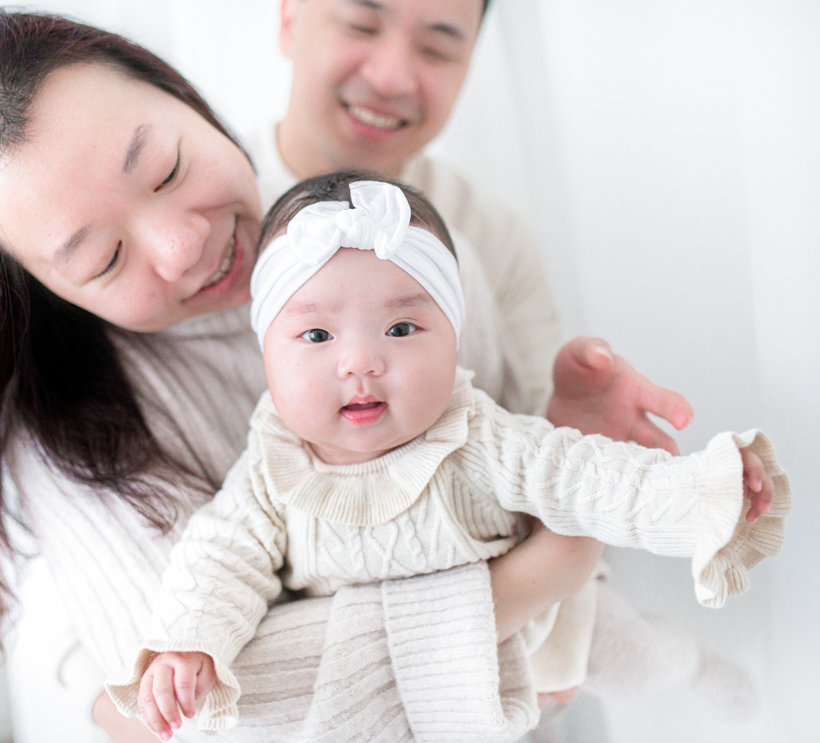 Gezinsshoot in de fotostudio op Schouwen-Duiveland. Vastgelegd door Puur Geluk Fotografie