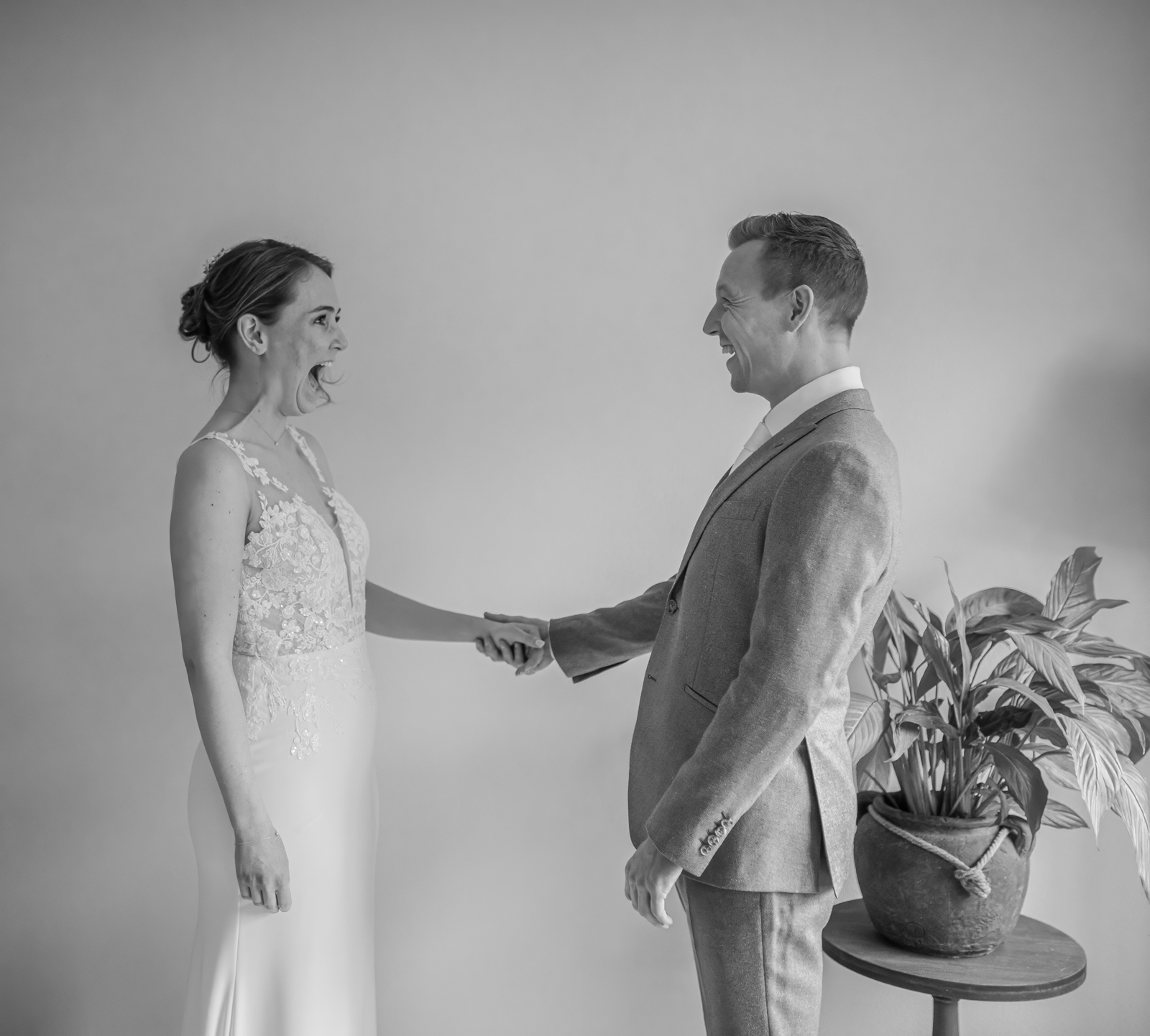 Een enthousiast bruidspaar dat elkaar voor het eerst ziet op hun trouwdag, vastgelegd door Puur Geluk Fotografie, trouwfotograaf in Zeeland en Brabant