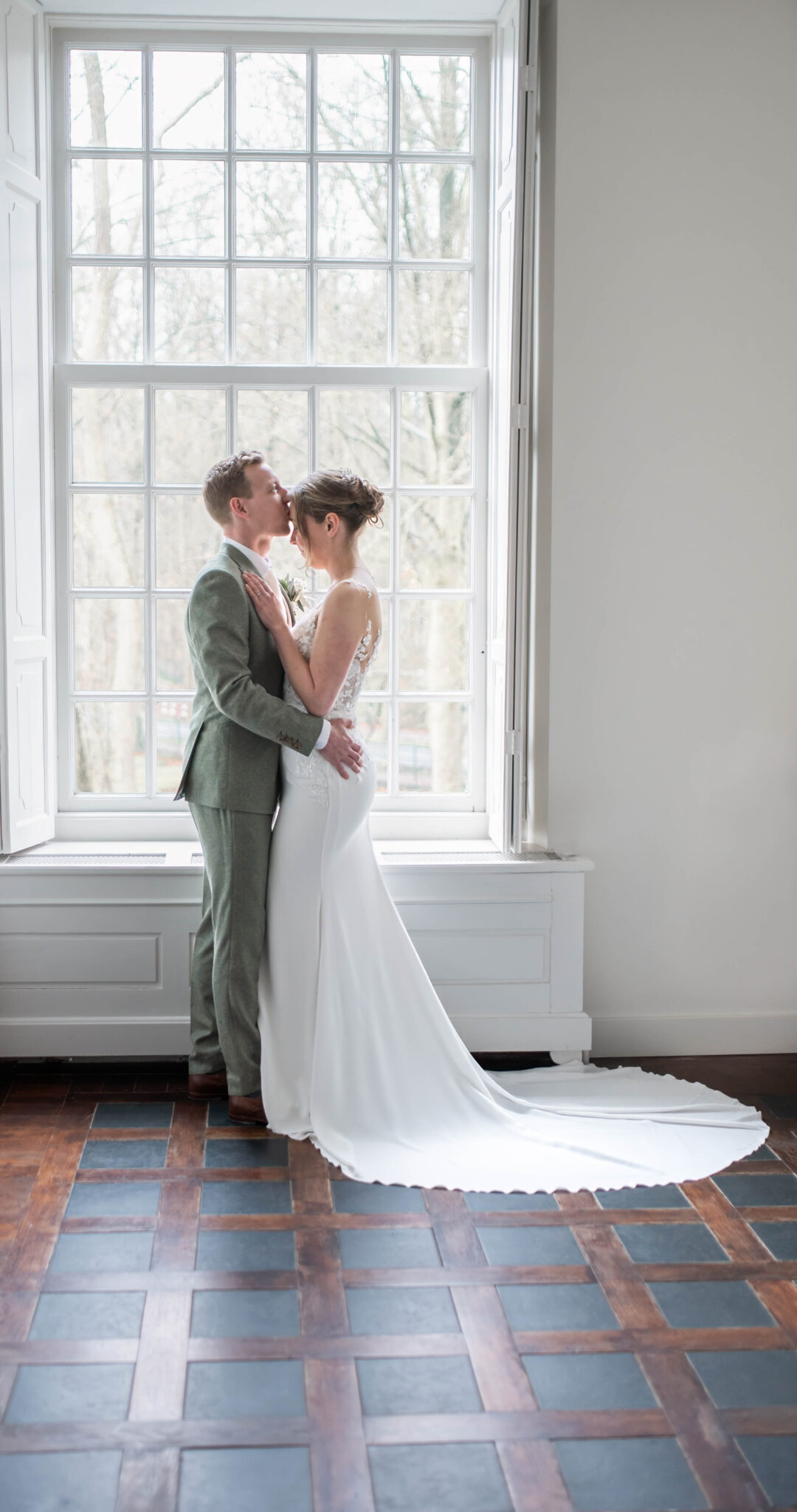 Bruidspaar in het Witte Kasteel, vastgelegd door daglichtfotograaf Puur Geluk Fotografie | Fotograaf in Zeeland