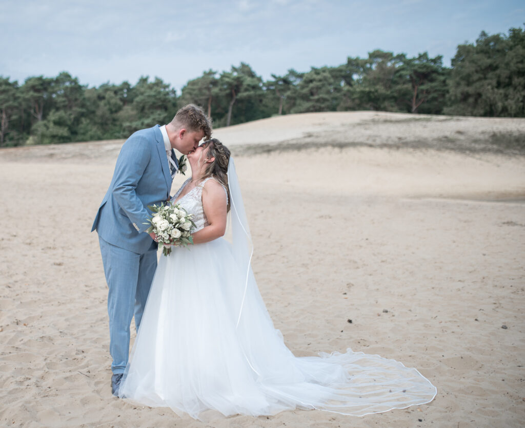 Bruidspaar tijdens de loveshoot op de Bergse Heide