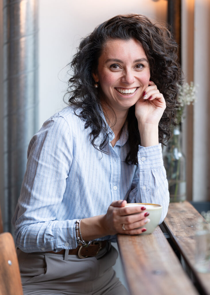 Portret van de fotograaf achter Puur Geluk Fotografie, ontspannen en benaderbaar vastgelegd in een lichte setting met natuurlijke uitstraling.