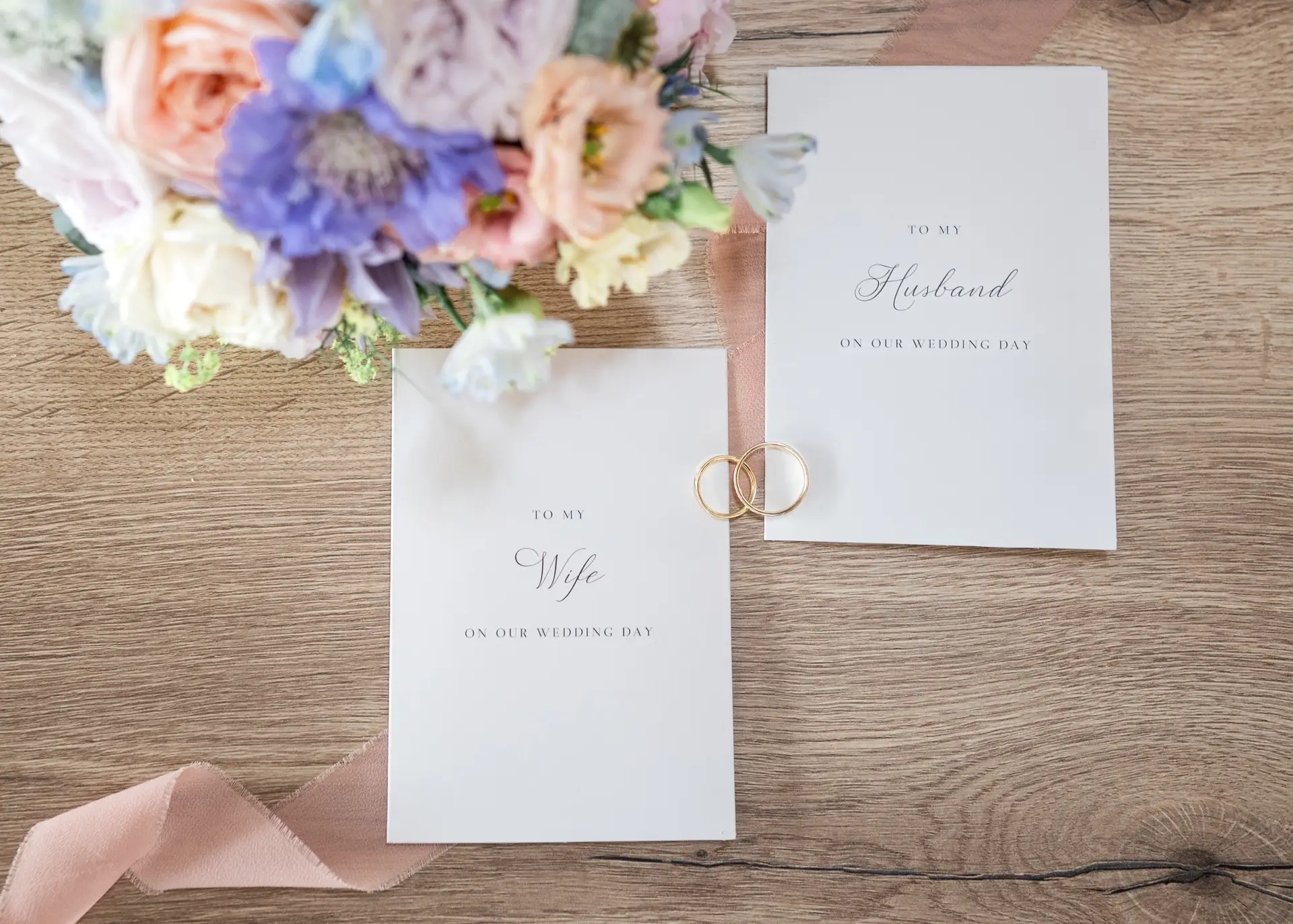 Puur Geluk Fotografie legt stijlvolle trouwdetails vast met ringen, persoonlijke geloften en zachte bloemstyling, licht en rustig gefotografeerd in een verfijnde sfeer.