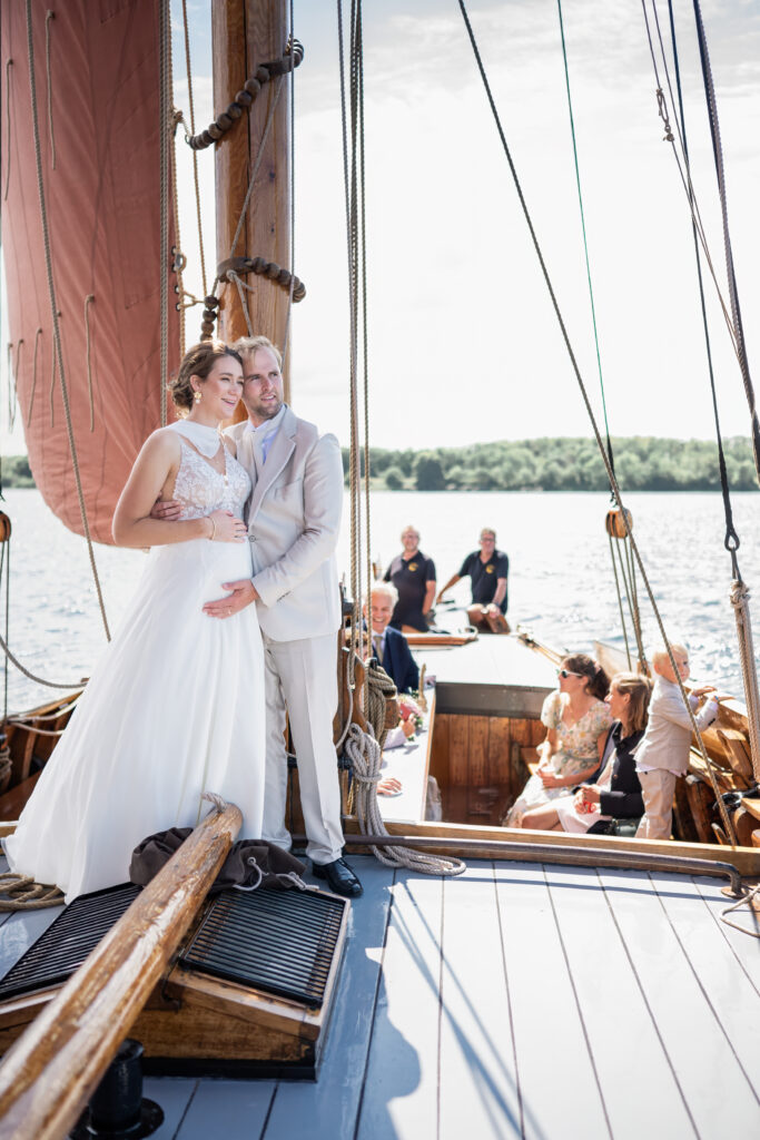 Puur Geluk Fotografie legt een intieme, kleine bruiloft vast aan boord van een klassiek zeilschip, licht en elegant gefotografeerd met aandacht voor rust en verbinding.