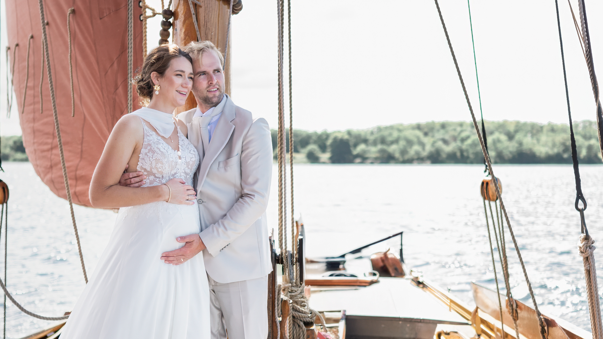 Puur Geluk Fotografie legt een bruidspaar vast aan boord van een klassiek zeilschip, licht en elegant gefotografeerd met een ontspannen, romantische sfeer.