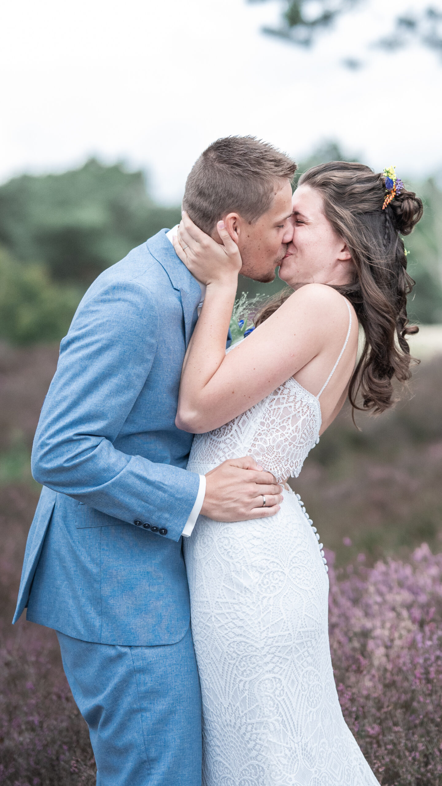 Puur Geluk Fotografie legt een intiem moment vast tussen bruid en bruidegom tijdens een kleine bruiloft in de natuur, licht en ontspannen gefotografeerd met focus op echte verbinding.