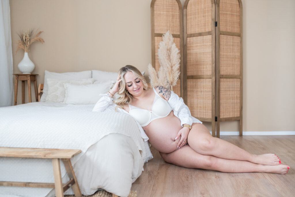 Puur Geluk Fotografie legt een intiem zwangerschapsportret vast in een lichte, huiselijke setting, waar een aanstaande moeder ontspannen en puur wordt gefotografeerd met aandacht voor zachtheid en verbinding.